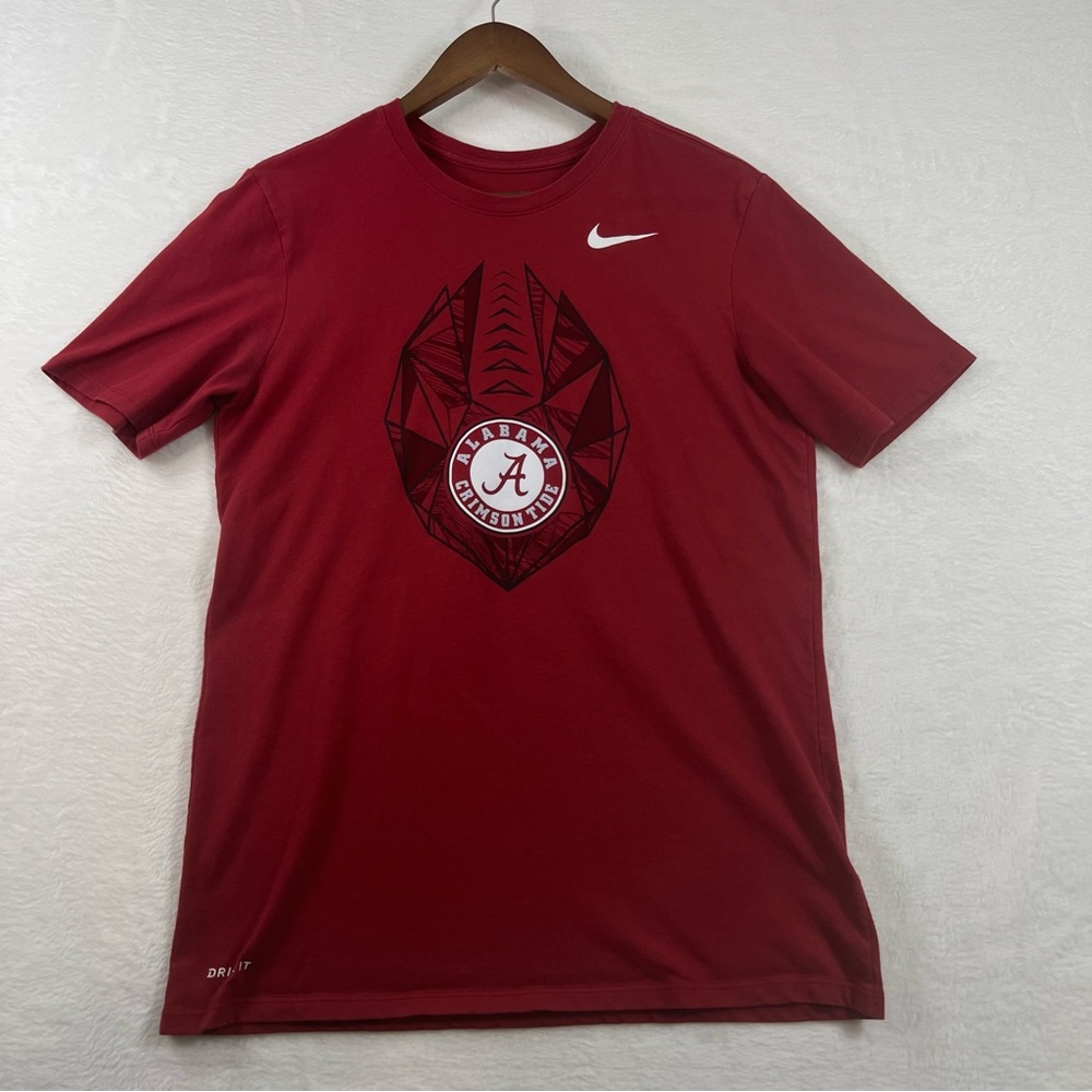 Nike Men's Red Graphic T-Shirt size medium